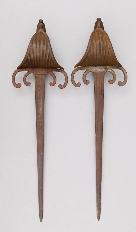 VÄRJOR, 1 par, järn, kopior av medeltida svärd, 1800-/1900-tal.