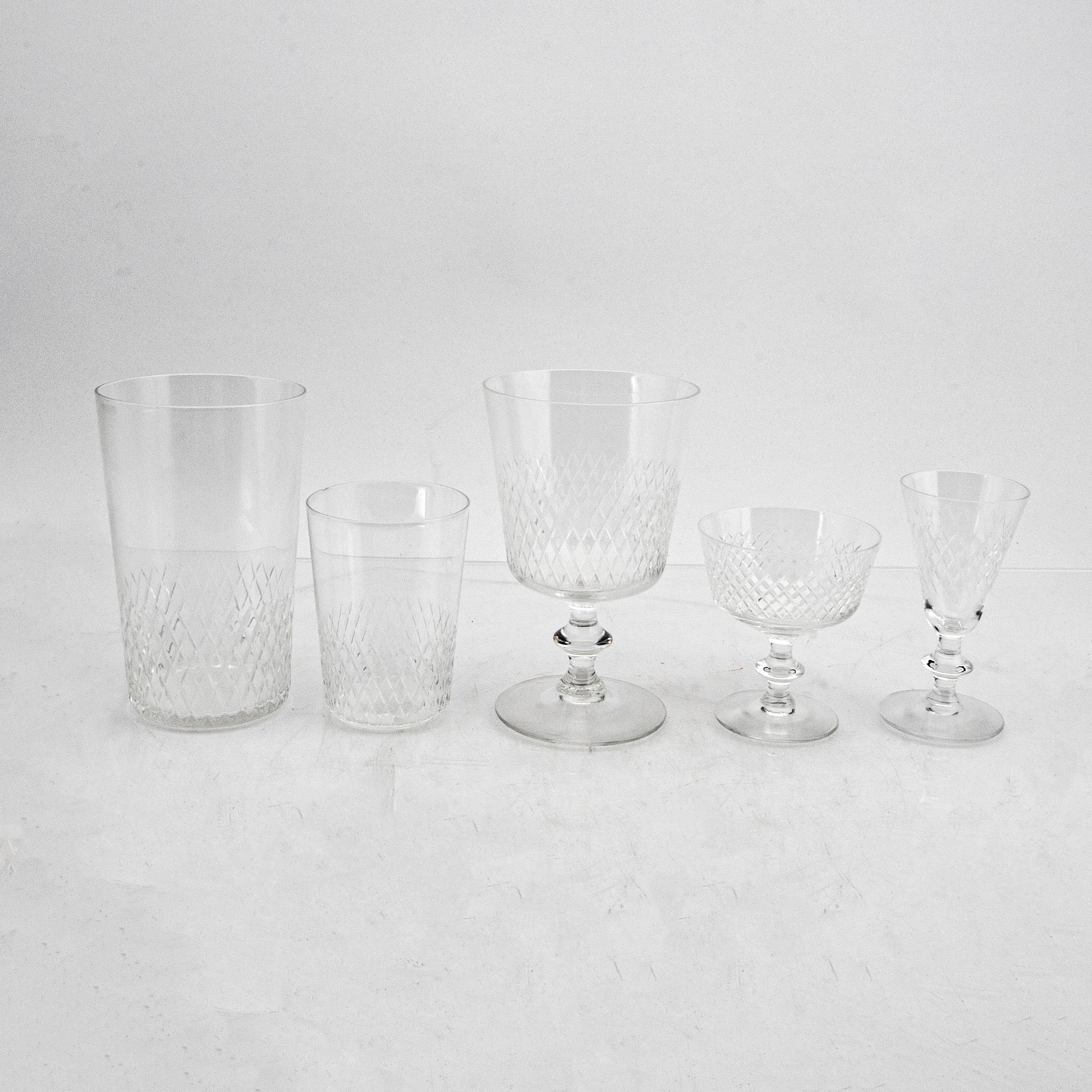 Vicke Lindstrand, a 45 pcs Diamant glass dinner sevice from Kosta later part of the 20th century.