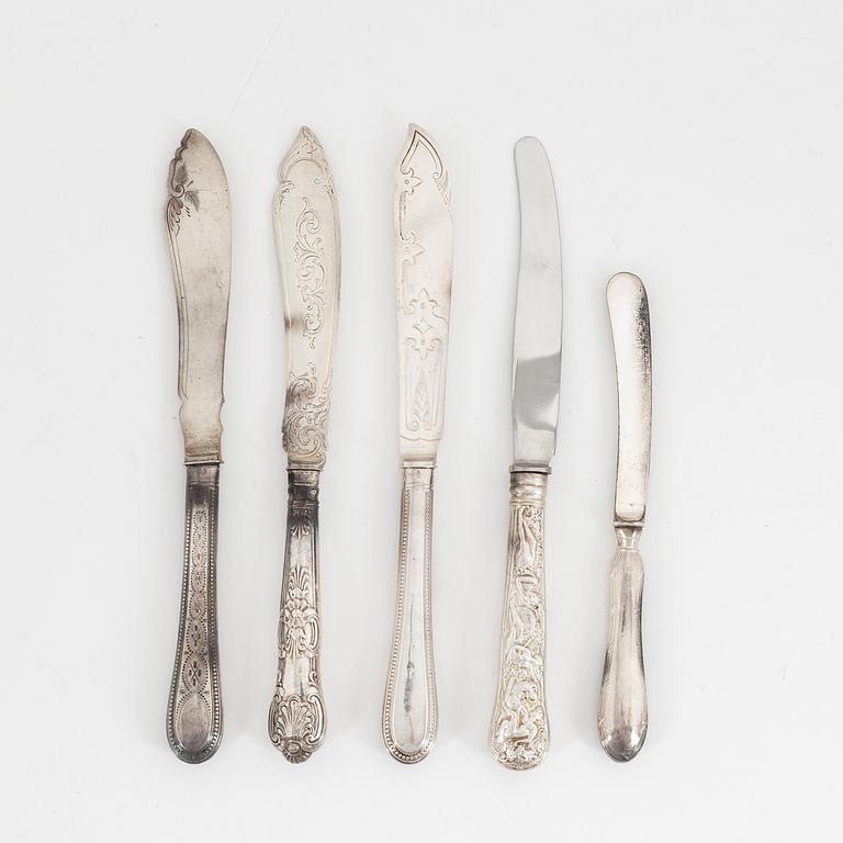 24 silver knives, England, 19th Century / early 20th Century.