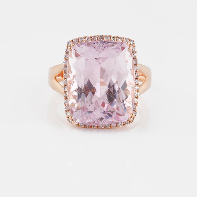 RING, med fasettslipad kunzit ca 17,4 ct samt briljantslipade diamanter ca 0.30 ct.