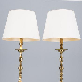 GOLVLAMPOR, ett par, mässing, 1900-talets mitt.