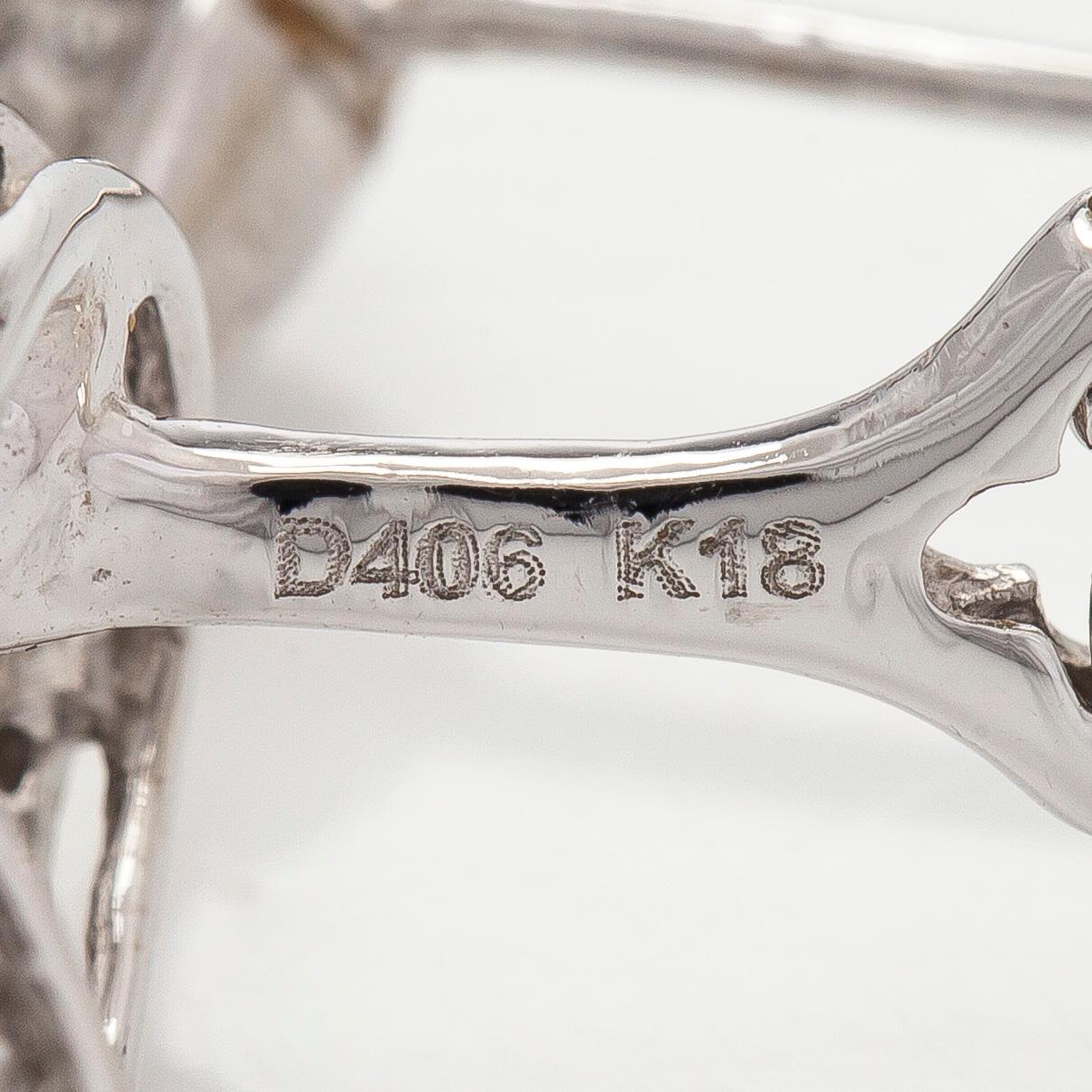 Korvakorut, 18K valkokultaa ja briljanttihiottuja timantteja.