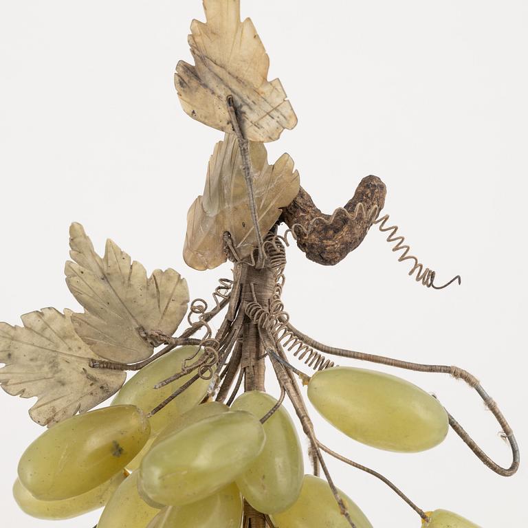 A set of eight decorative grapes in the material nephrite, quarts, amethyst.