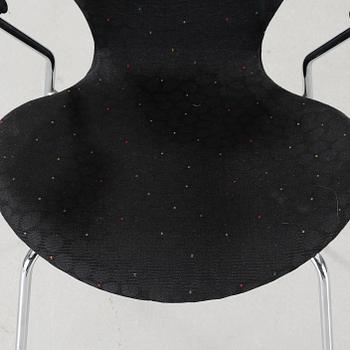 ARNE JACOBSEN, karmstol, "Sjuan", Fritz Hansen, daterad 1994.