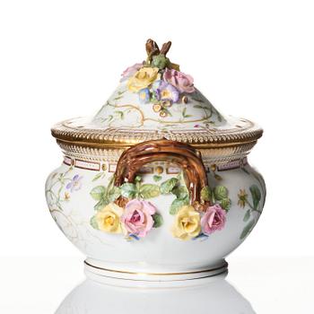 Terrin med lock, porslin. Royal Copenhagen, "Flora Danica", Danmark, omkring 1900.