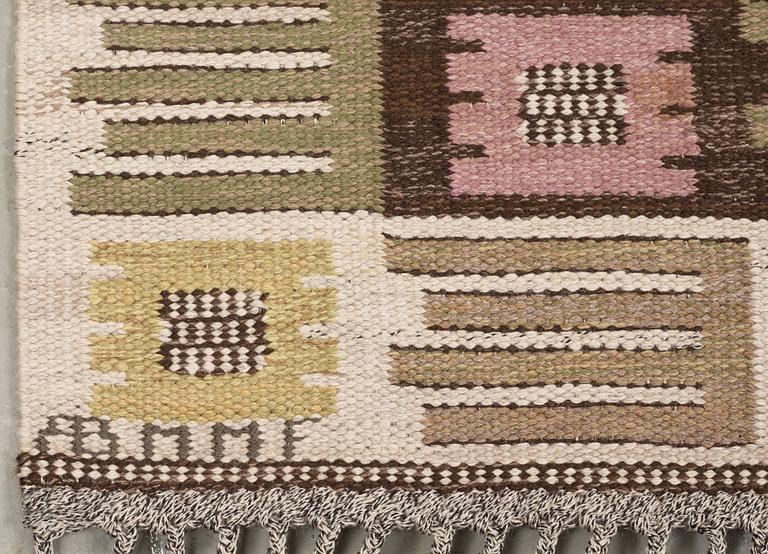 CARPET. "Nyponblomman". Flat weave. 254 x 206,5 cm. Signed AB MMF.