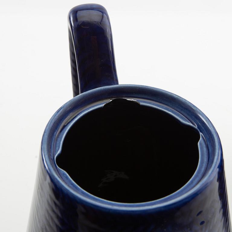 Hertha Bengtson, kannor och tillbringare "Blå Eld" 9 dlr Rörstrand porslin.