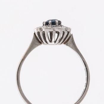 RING 18K whitegold w 1 sapphire approx 4 x 4 mm and brilliant-cut diamonds 0,24 ct engraved, Falköping 1995.