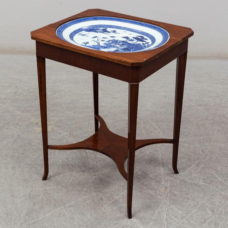A blue and white serving dish, Qing dynasty, Qianlong (1736-95).