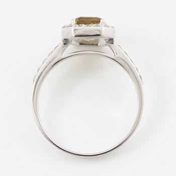 Ring 14K vitguld med turmalin och briljantslipade diamanter.