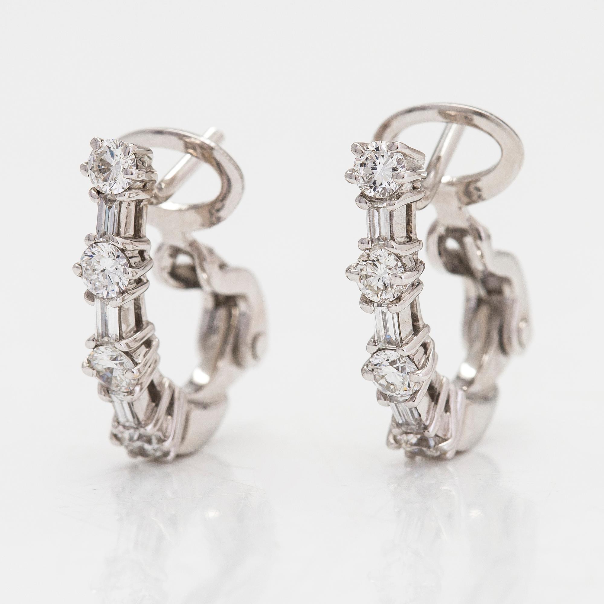 Örhängen, 18K vitguld, baguette- och briljantslipade diamanter ca 0.79 ct totalt. Lanza Carlo, Italien.