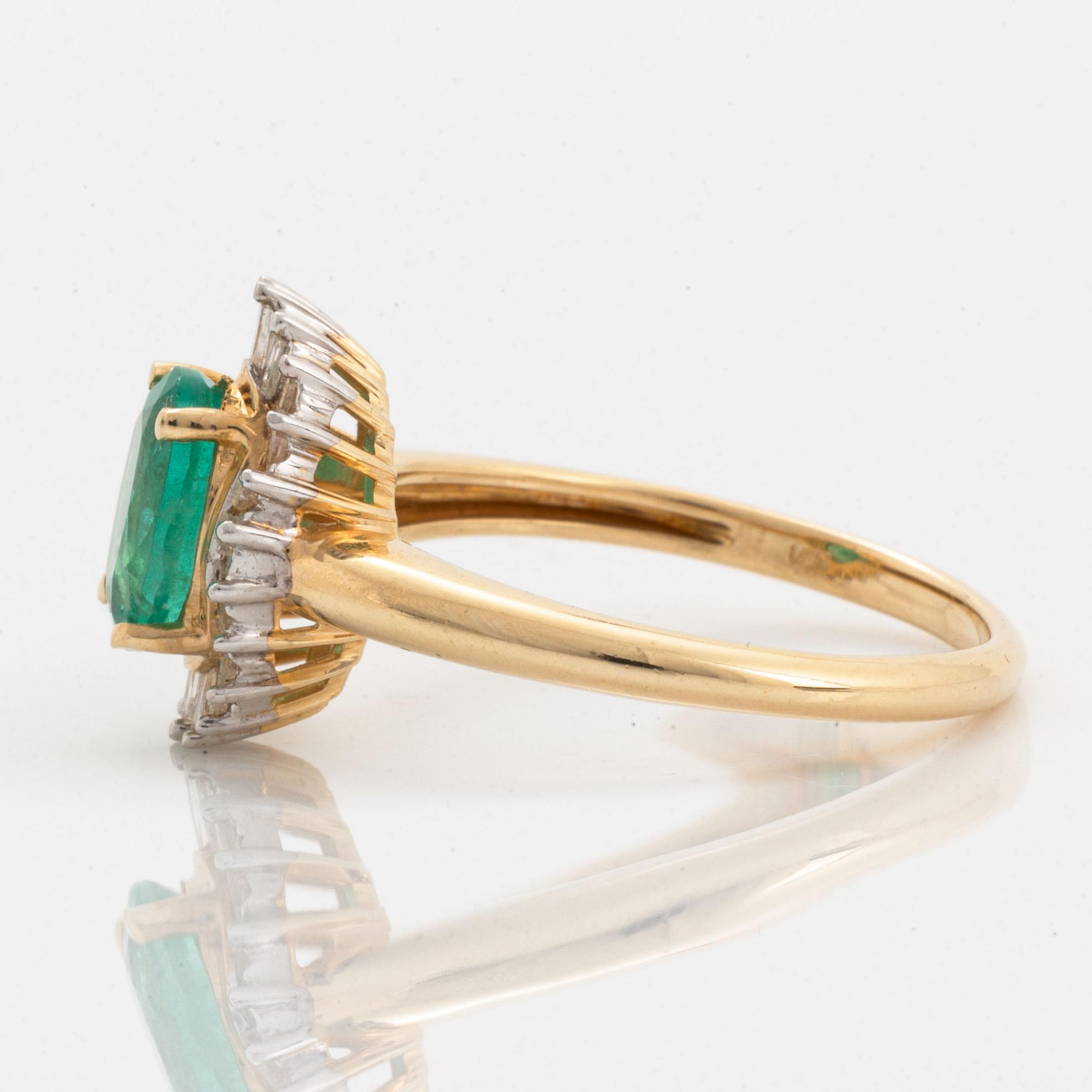 Emerlad, baguette and trapets-cut diamond ring.