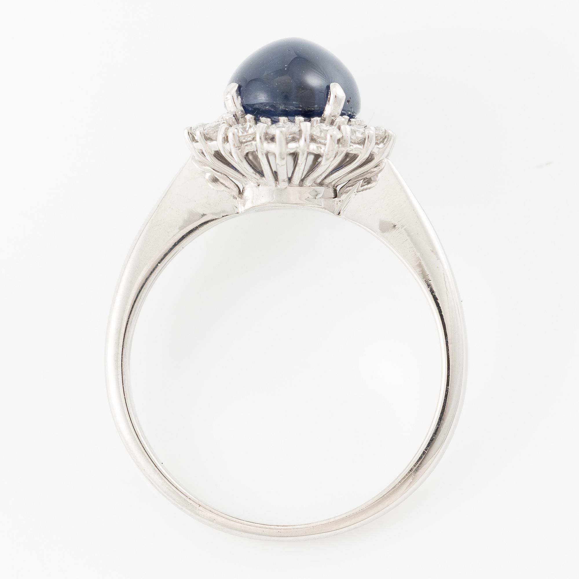 Ring in 18K white gold set with a cabochon-cut sapphire and brilliant-cut diamonds.
