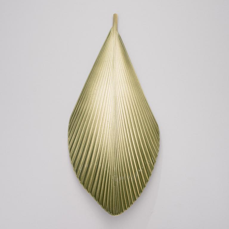 A CERAMIC DISH. Gardena leaf platter, Pro Arabia Art, Finland. Design 2002.