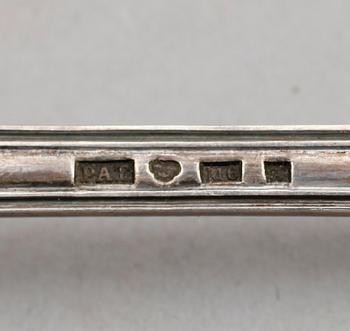 SÅSSLEVAR, 2 st samt STRÖSKED, silver, svenska stämplar, 1800-tal.  Vikt ca 148 g.