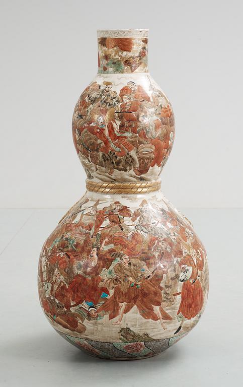 A large Japanese Satsuma vase, Meiji period.