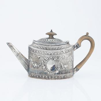 A silver teapot, London 1831.