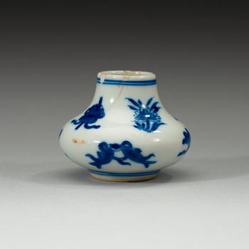 A blue and white miniature vase, Qing dynasty, Kangxi (1662-1722).