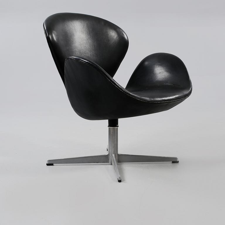 ARNE JACOBSEN, fåtölj, "Svanen", Fritz Hansen, Danmark, 1900-talets andra hälft.