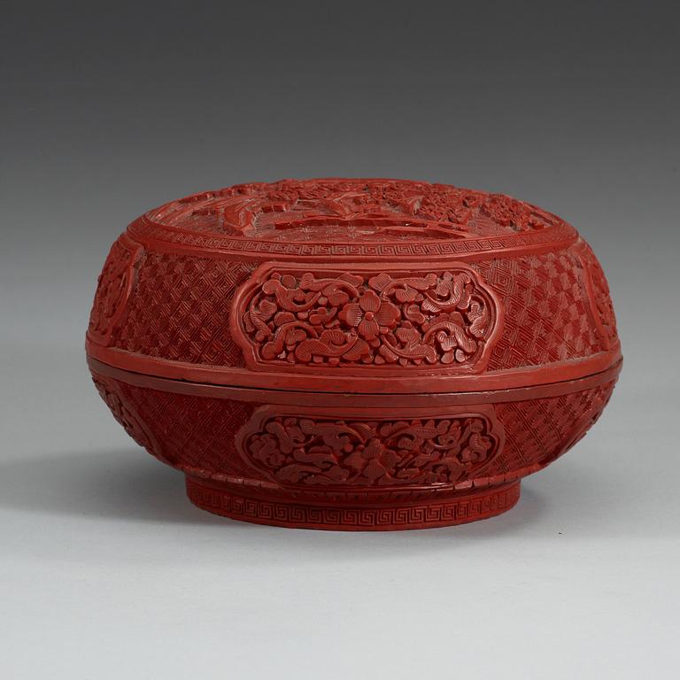 A red lacquer box with cover, Qing dynasty.