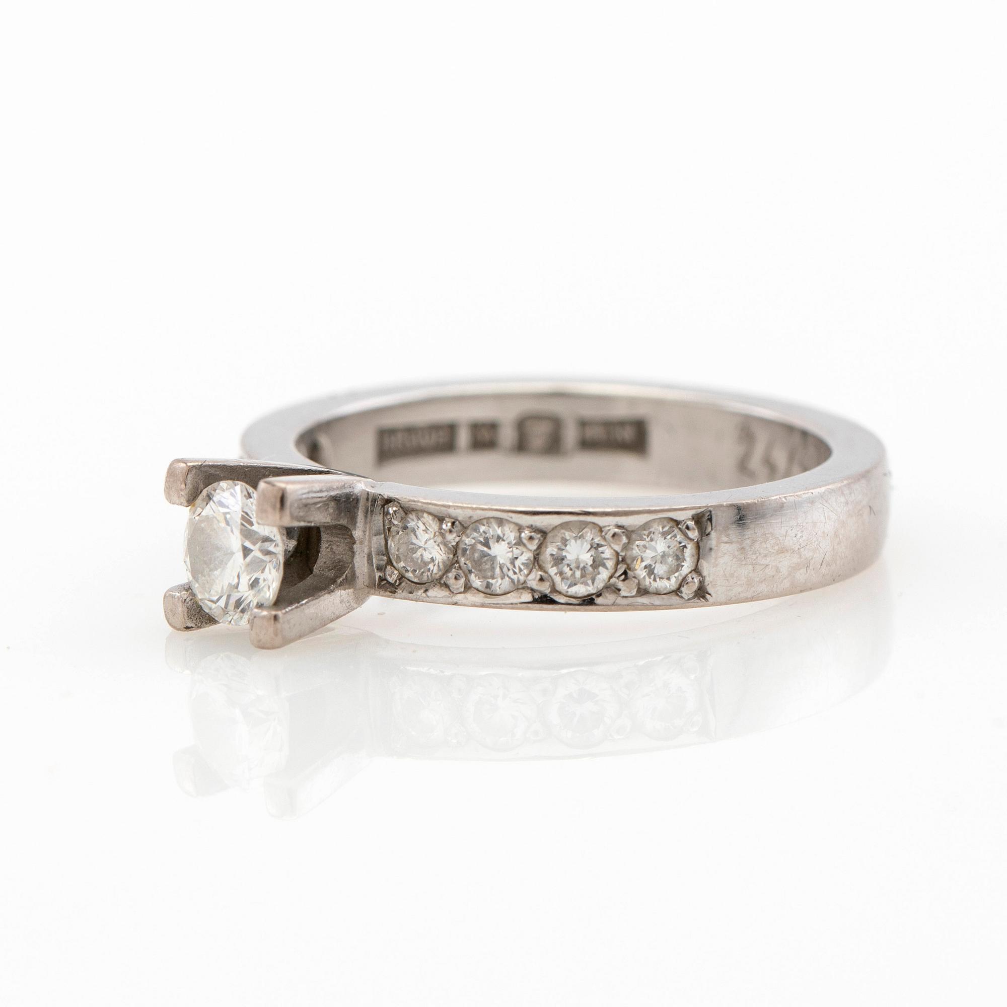 Ring, 18K white gold with brilliant-cut diamonds.