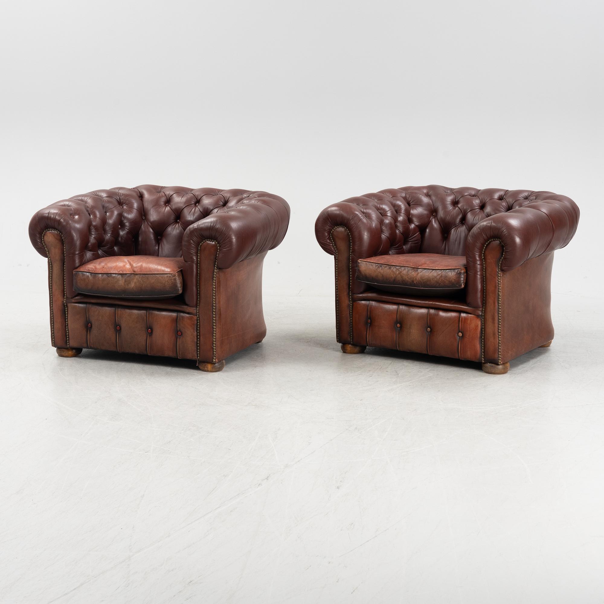 Fåtöljer, ett par, Chesterfield modell. 1900-talets andra hälft.