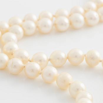Necklace, double-stranded, cultured pearls, white gold clasp with sapphire and brilliant-cut diamonds.