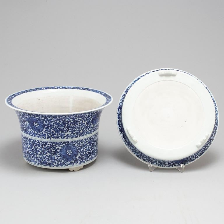 A blue and white pot with dish, Qing dynasty, 19th century,.