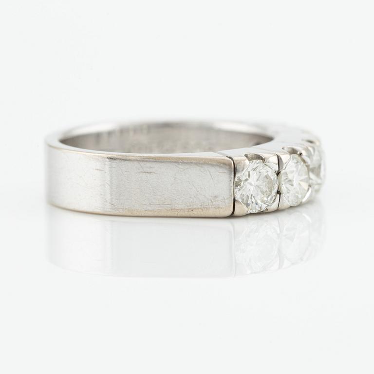 Ring, halvallians, 18K vitguld med fem briljantslipade diamanter, totalt ca 1,00 ct enligt gravyr.