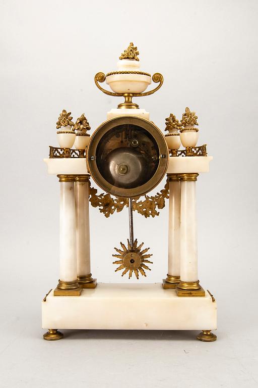 BORDSPENDYL, Planchon, Paris, Louis XVI-stil, omkring 1900.
