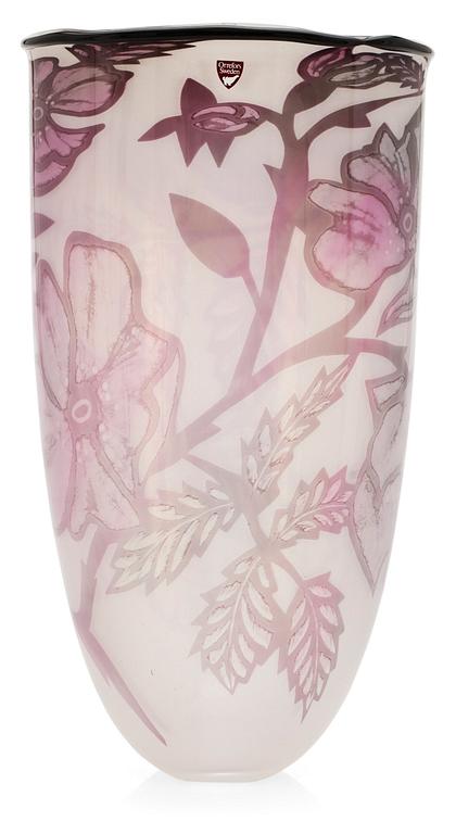 An Eva Englund graal glass vase, Orrefors 1988.
