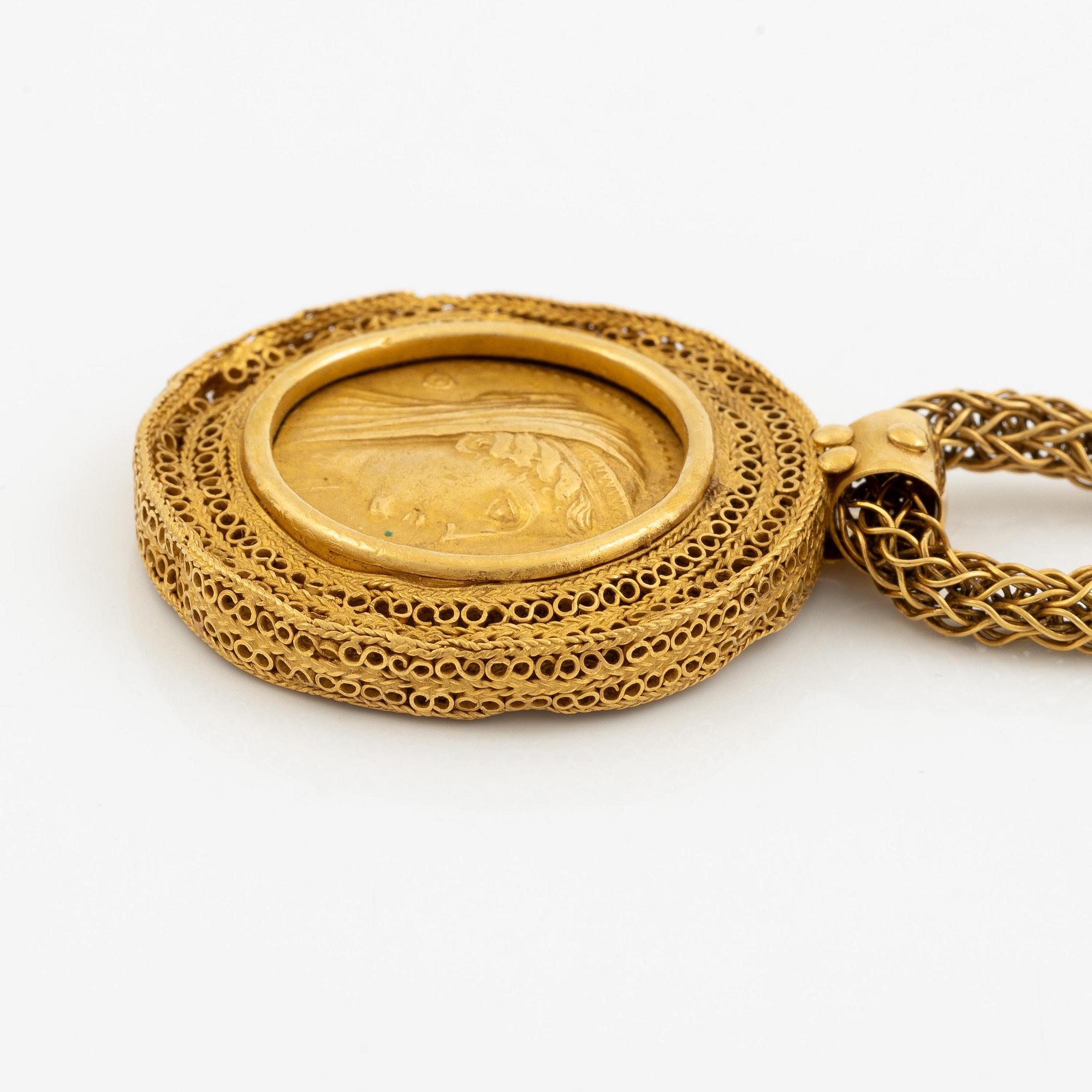 A necklace 18K gold set with a gold coin.