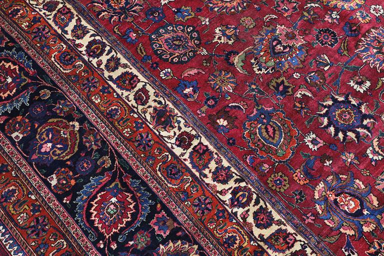 Matta, Meshed, signerad Saber, 459 x 348 cm.