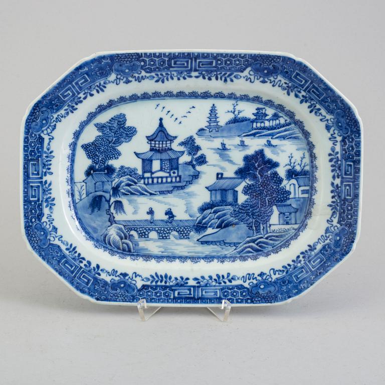 A blue and white dish, Qing dynasty, Qianlong (1736-95).