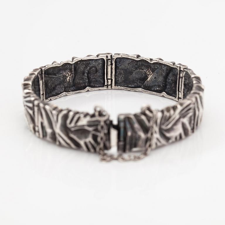 Jorma Laine, A silver bracelet. Turun Hopea, Turku 1970.