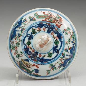 A porcelain chamber pot and cover, Qing dynasty, early 18th Century.