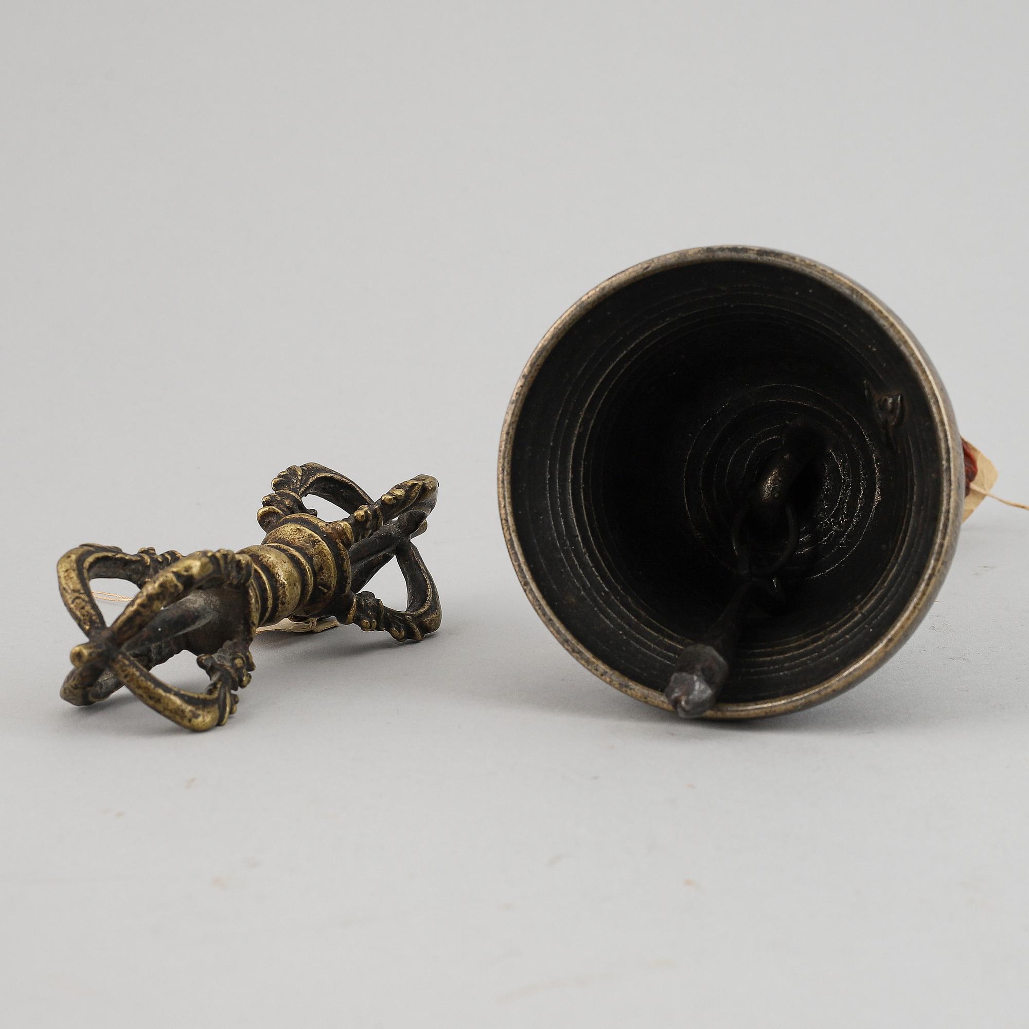 A Tibetan bronze bell/ghanta and vajra, 19th century.