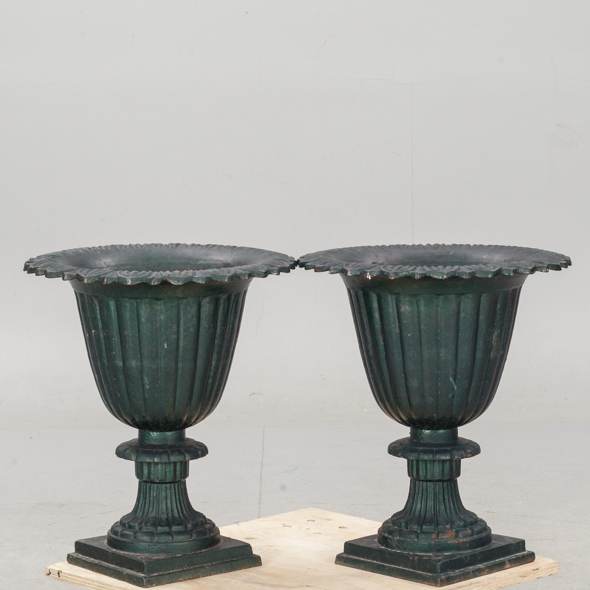 TRÄGÅRDSURNOR, ett par. Gjutjärn, 1900-tal.