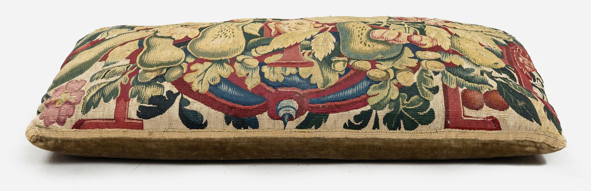 Fragment av vävd tapet, gobelängteknik, ca 57 x 36 cm, tillskriven Frans Geubels ateljé sent 1500-tal.