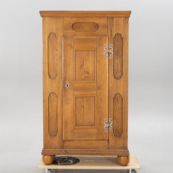 A cabinet, 18th century.