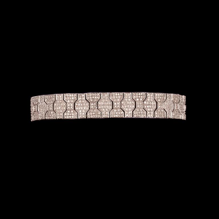 ARMBAND, 14K vitguld, diamanter tot. ca 4,50 ct. Vikt ca 27 g.