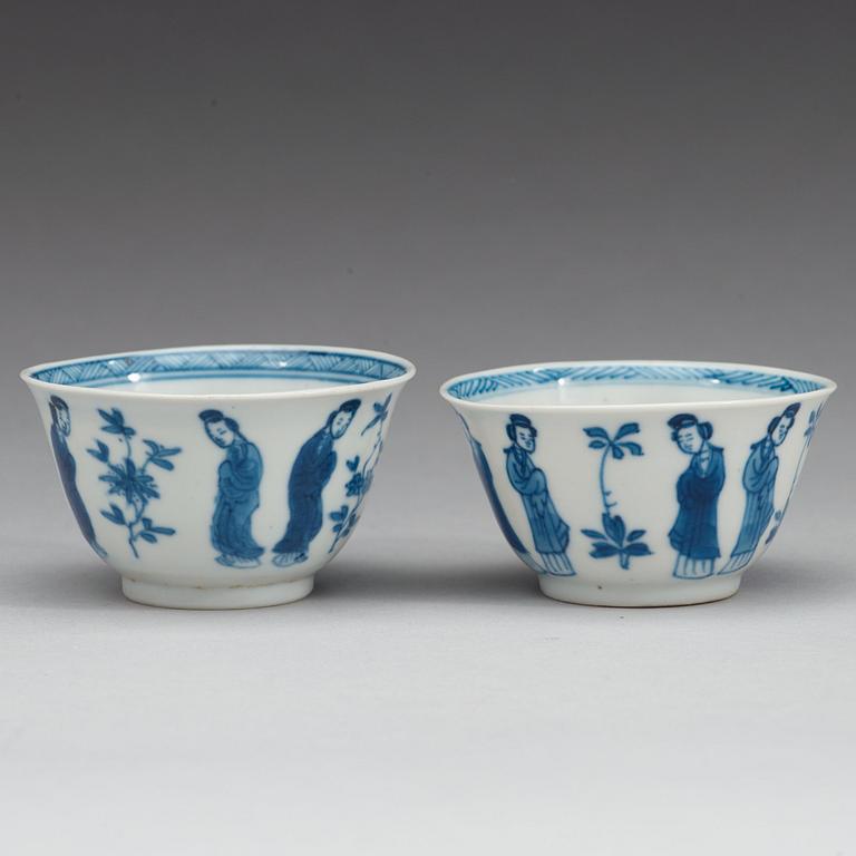 A pair of blue and white cups with stands, Qing dynasty, Kangxi (1662-1722).