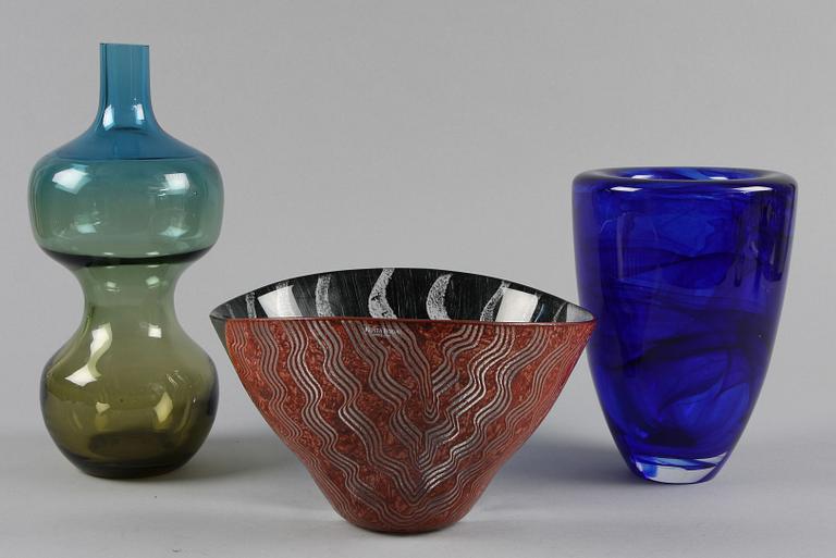 VAS, "Atoll", Anna Ehrner, SKÅL, "Tonga Bowl", Monica Backström, och KARAFF, Kosta Boda, 1900-tal.