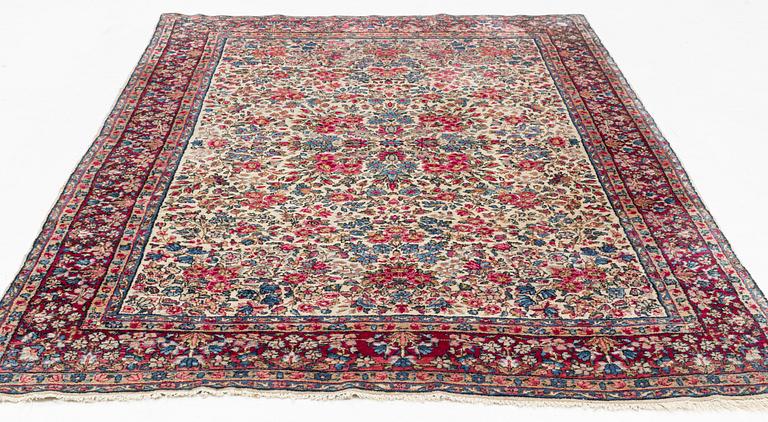 An Oriental carpet, c. 272 x 180 cm.