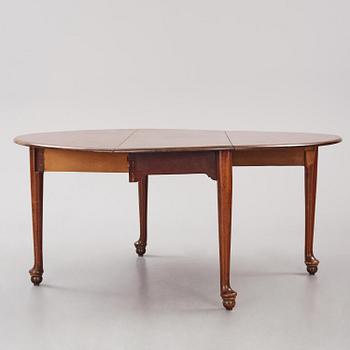 A George III mahogany gateleg table, late 18th century.