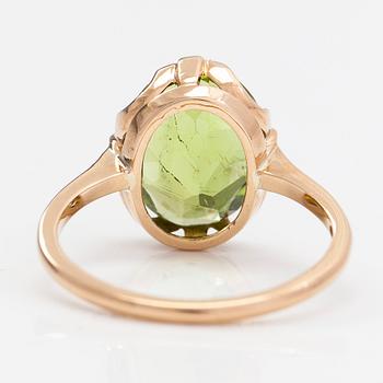 Ring, 18K guld och peridot, Oskar Lindroos, Helsingfors 1932.