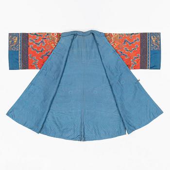 A Chinese embroidered silk robe, late Qing dynasty, 19th century.