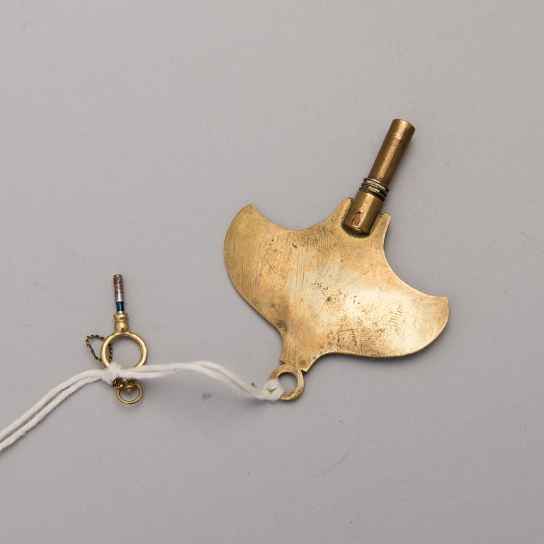 A FRENCH 18TH CENTURY TABLE CLOCK, signed Caron à Paris.