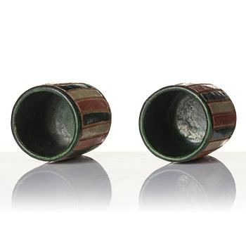 Koppar, två stycken, keramik samt kanna, porslin. Qing dynastin, 1800-tal.