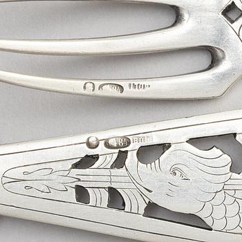 Silver fish cutlery, W.A. Bolin, Moscow 1908-1917 (2 pieces).